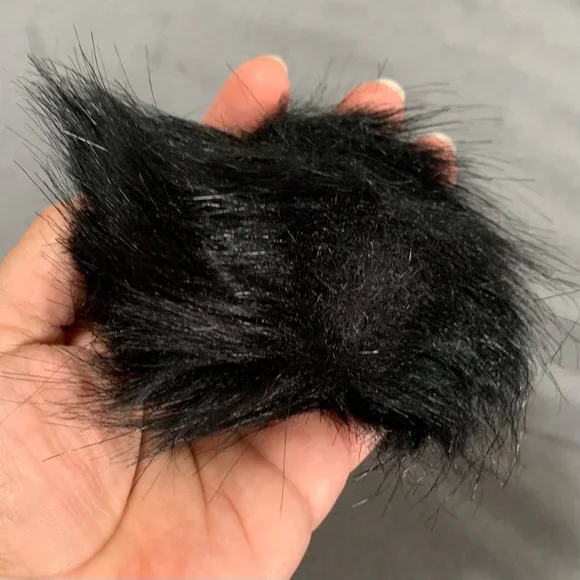 Faux Fur Pom Poms in Warm Neutrals (22 pcs.) - Picture 2 of 5